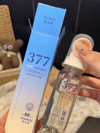 出门怕晒黑又不想涂防晒霜,可以试试这款三七七防晒喷雾。别看它便宜啊,它可是高倍防晒五十加的三百六十度环形喷头,喷雾巨细腻。厚喷也不会破坏底妆,喷在脸上、身上冰冰凉凉的很舒服,成膜快不粘腻,还防水防汗,随身补喷也很方便,日常出行、军训、旅游、户外、海边都能用。怕晒黑又不想涂防晒霜呢,选它就对了。