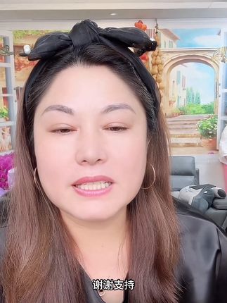 有好多姐妹都在问,婆婆每天熬夜照顾儿媳妇元元,皮肤还那么好,一点都不像五十多岁的婆婆,是婆婆一直在坚持早晚使用这款眼霜,真的很好用,推荐婆婆自用款眼霜#护肤 #爱美是女人的天性 #好皮肤养出来 #植贝维a醇逆龄抗皱眼霜
