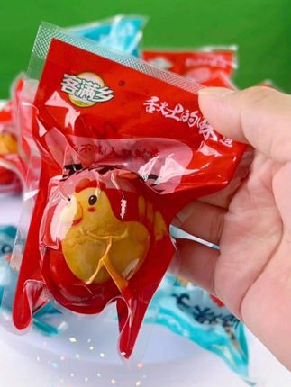 客满乡五香香辣活珠子,这也太好吃了呀! 新鲜13天活珠子也来卷了!没有骨头没有毛,蛋黄很香, QQ弹弹特别好吃,有五香和香辣两种口味,可煎炸蒸煮,也可开袋即食,很鲜很嫩很鲜嫩,老人孩子都可以放心吃!趁划算赶紧囤!,#活珠子 #这也太好吃了#快来一起尝个鲜#超好吃#新鲜活珠子鸡蛋