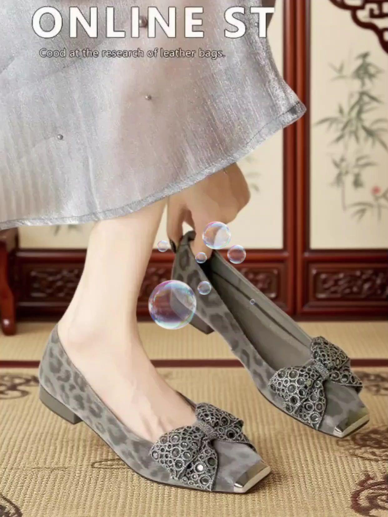 小众百搭软底女鞋,承包你的日常精致。这双集低跟、方头、浅口、水钻设计于一身的软底单鞋,小众不撞款,百搭又舒适,帮你轻松搞定所有穿搭! 精选软底材质,走路像踩“云朵”,久穿不闷脚不磨脚,平底款自在随性,低跟/中跟款稳当显气质,通勤、约会、逛街都适配。方头显脚瘦,浅口露脚踝,再缀上精致水钻,低调闪亮点缀造型,不夸张却超吸睛。 搭牛仔裤清爽休闲,配小裙子温柔灵动,哪怕是基础款穿搭,有它加持都能瞬间提升精致感。小众设计不撞款,舒适百搭又好看,这双“全能鞋”,闭眼入准没错!#高级感穿搭 #优雅气质#舒适百搭#谁穿谁好看#美出高级感