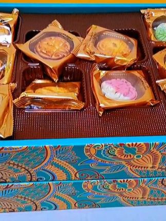 中秋送礼需要很多钱吗?不需要,很用心,就这个皓月鎏金国风月饼礼盒就很合适,高大上档次,金灿灿的外包装国风的简约有档次,更像奢侈品一样精美,每块月饼都是不同的形状。各式各样外观漂亮极了,不仅颜值高,每个口味都好好吃,今年流行的月饼,无论送长辈、送重要客户都非常地合适,刷到的老板赶紧薅!#强烈推荐 #月饼