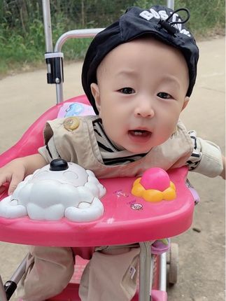 幸福啊 怎么会不幸福呢拥有一个这么可爱的儿子每天都能陪在她身边 看着她一天天长大 见证了她每个快乐的瞬间.#幼崽成长 @抖音小助手