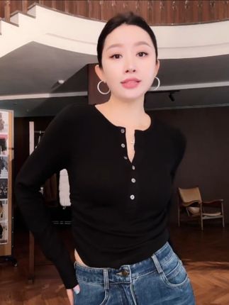 杨圣坤2025新品纯欲风辣妹纽扣亨利领褶皱修身长袖T恤#高级穿搭 #穿衣显瘦 #时尚打底衫 #完美搭配