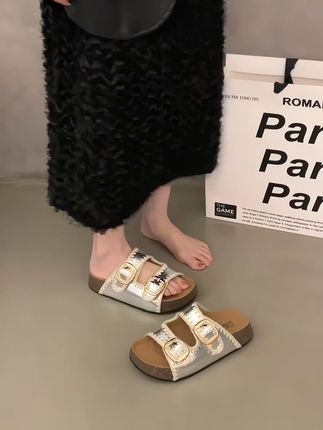 姐妹们!终于挖到一双巨巨巨舒服百搭的勃肯拖鞋啦!厚底增高巨显瘦显腿长!版型巨能装脚,脚胖脚宽都能穿!随意搭配裙子/裤子都很休闲百搭!#夏季凉鞋 #谁穿谁好看 #脚宽脚胖都可以 #百搭鞋子 #软底软面穿上超舒服 @DOU+上热门 @DOU+小助手