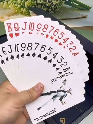 #无限回购的宝藏单品 掼蛋金牌全新升级的掼蛋专用扑克来了!一条十副装掼蛋专用扑克,比普通的扑克牌大,更好抓握。传统的纸牌用几次就要换新的,这个是德国原浆黑芯纸制作。弄脏了还可以水洗,一副牌能用好几个月,不管是送人还是自己玩都很合适,喜欢的朋友千万不要错过#休闲娱乐#扑克牌#好东西一起分享#高端大气上档