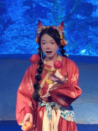 卖货小妹靠卖艺全场喝彩#卖货郎 #小丑 #杂耍 #广州海洋馆