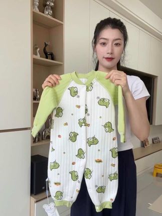 姐妹们,我最近挖到一款超棒的婴儿秋冬连体衣,必须分享给你们,绵绵软软的贴身穿,亲肤又透气#宝宝秋冬连体衣 #宝宝连体衣 #保暖又好看 #婴儿加厚连体衣 #我要上热门