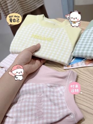 天气越来越冷,比起粉色我更钟爱黄色,超显气色显皮肤白,宝宝皮肤黄穿它超好看,又软又舒服nice#宝妈推荐 #儿童秋衣秋裤 #面料柔软舒适#儿童保暖套装#儿童家居服