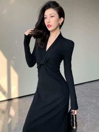 姐妹们,这条裙子真的太美了,修身百搭显瘦洋气,长款的,很有气质,上班通勤贴身穿也很亲肤,设计简约又百搭#高级感穿搭 #穿搭女神范 #黑色连衣裙 #ootd穿搭 #御姐范儿