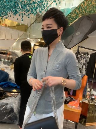 身高158.体重130斤,因为自己微胖所以做了宽松女装,我的顾客大部分都和我差不多体型,胖没关系,穿的要漂亮#高品质穿搭#女性穿搭美学