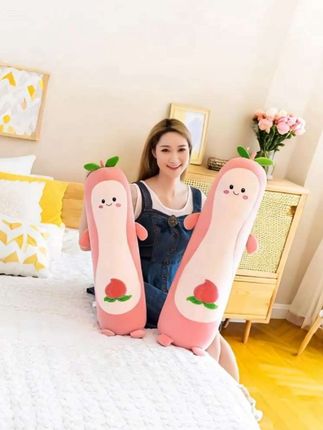 #毛绒玩具 #抱枕 #长条毛绒玩具 谁懂啊!这只可爱桃子长条抱枕,软乎乎的好rua又治愈💖 造型萌趣,肚子上的桃子刺绣超精致,还能拆洗超方便~当睡觉抱枕、夹腿娃娃都绝绝子,给生活加满甜,女生礼物选它准没错✨#长条抱枕毛绒玩具 #长条抱枕