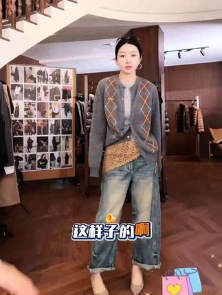 杨圣坤 2025新品时尚百搭高腰屁帘显瘦休闲直筒牛仔裤女#复古风穿搭 #优雅知性 #高端大气 #牛仔裤 时髦精日常