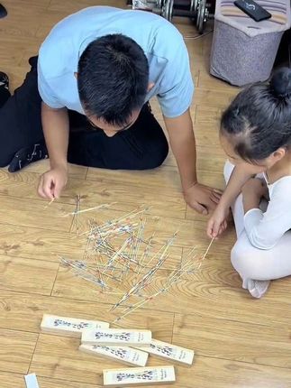 80后的挑木棒玩具你有多久没玩过了?带孩子体验一下我们小时候的乐趣#童年回忆 #亲子互动 #让孩子远离手机