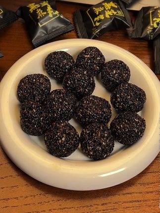 这个配料表超级干净又便宜的黑芝麻丸真的爱了爱了~每天坚持两颗真的很不错!#你的秋日美食正在派送中#黑芝麻丸 #黑芝麻 #零食推荐 #女生必备