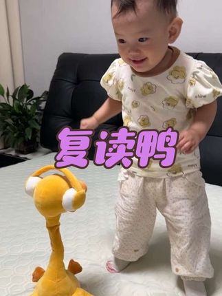 谁还没有一个小可爱,笑声好治愈啊#爱笑的人运气不会差 #爱跳舞的 #可爱到爆炸💥 #国庆礼物