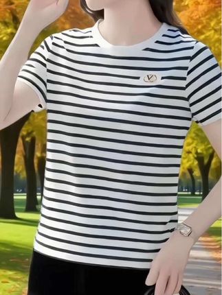 啄木鸟2025夏季新款女士黑白条纹内搭打底衫,以经典条纹元素碰撞现代设计,成为夏日衣橱必备单品。采用高品质精梳棉混纺面料,触感柔软透气,兼具良好的吸湿排汗性,即使在闷热天气也能保持肌肤干爽舒适。 宽松的版型对各种身材包容度极高,不挑身形更显瘦,圆领设计简约大方,修饰颈部线条,日常穿搭轻松无束缚。黑白条纹采用活性印染工艺,色泽饱满均匀,久洗不易褪色、变形,确保衣物耐穿性。 无论是作为内搭搭配西装、针织开衫,还是单穿搭配牛仔裤、半身裙,都能轻松驾驭通勤、休闲、约会等多种场景。细节处匠心满满,平整的车缝线、加固的领口锁边,彰显品牌品质。轻便易打理的特性,让它成为夏季兼具实用性与时尚感的百搭之选。#大码女装 #短袖T恤 #遮肉显瘦#请微胖女生大胆自信穿 #夏季新款