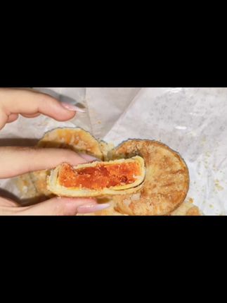 黄庄月饼真的是我吃过很好吃的月饼了!它这个皮真的又酥又香,一点都不甜腻,尤其是这个咸蛋黄口味的,我真的超爱!它里面的那个咸蛋黄吃起来就像蟹黄一样,口感沙沙的,特别香。而且它是那种传统老式月饼的味道,你们一定要尝一下,真的巨好吃!#美食 #黄庄月饼 #月饼