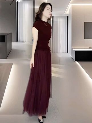 #优雅气质 #女人味穿搭 #美美的裙子 #上热门话题90000亿流量第一名 #上热门破1000万粉丝
