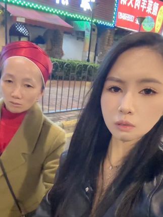 婆婆一个人从黄平坐班车到贵阳来找我让我回家!陪我两天也开导我很多!看着老人家也非常的可怜! 他说孩子不能没有妈妈,虽然他的儿子有错,但是总不能丢下自己生的孩子!有时候可能年轻人吵架离婚最操心的永远都是老人吧!婆婆都跑来找我害怕我一走了之!他却无动于衷!七年来我感觉我嫁的不是老公而是婆婆!我没有选择原谅他!却觉得婆婆很可怜,我应该怎么办姐妹们!总觉得到这个年纪怎么选择都有遗憾!………#婆媳关系 #记录我的生活 #婆婆也是妈 #夫妻吵架 #黄平安晴