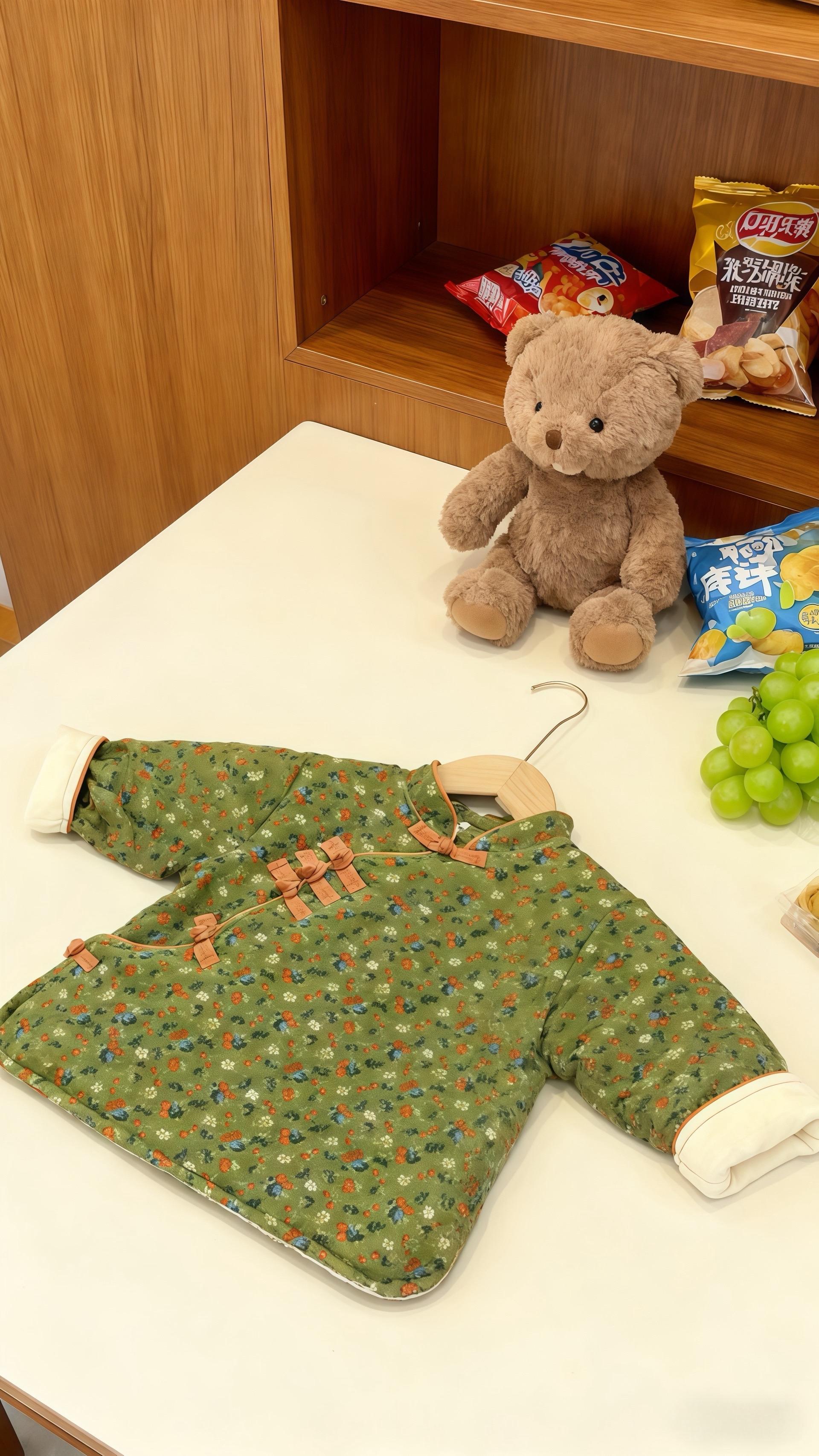 我不再惧怕皱纹爬上眼角 那些纹路里藏着她蹒跚学步🏃的晨光 每一根白发都是时间的书签 标记着她牙牙学语时 我哼过的歌谣 原来生命的馈赠🌼 是看着她像蒲公英般轻盈生长 即便终有一天会乘着风远行• #秋季日常实用穿搭思路分享 #解锁秋季一周色彩灵感穿搭 #早秋黑白灰穿搭测评 #秋季彩色系穿搭测评 #晒晒我的秋日穿搭 @抖加🔥上热门🔥dou+🔥热点宝