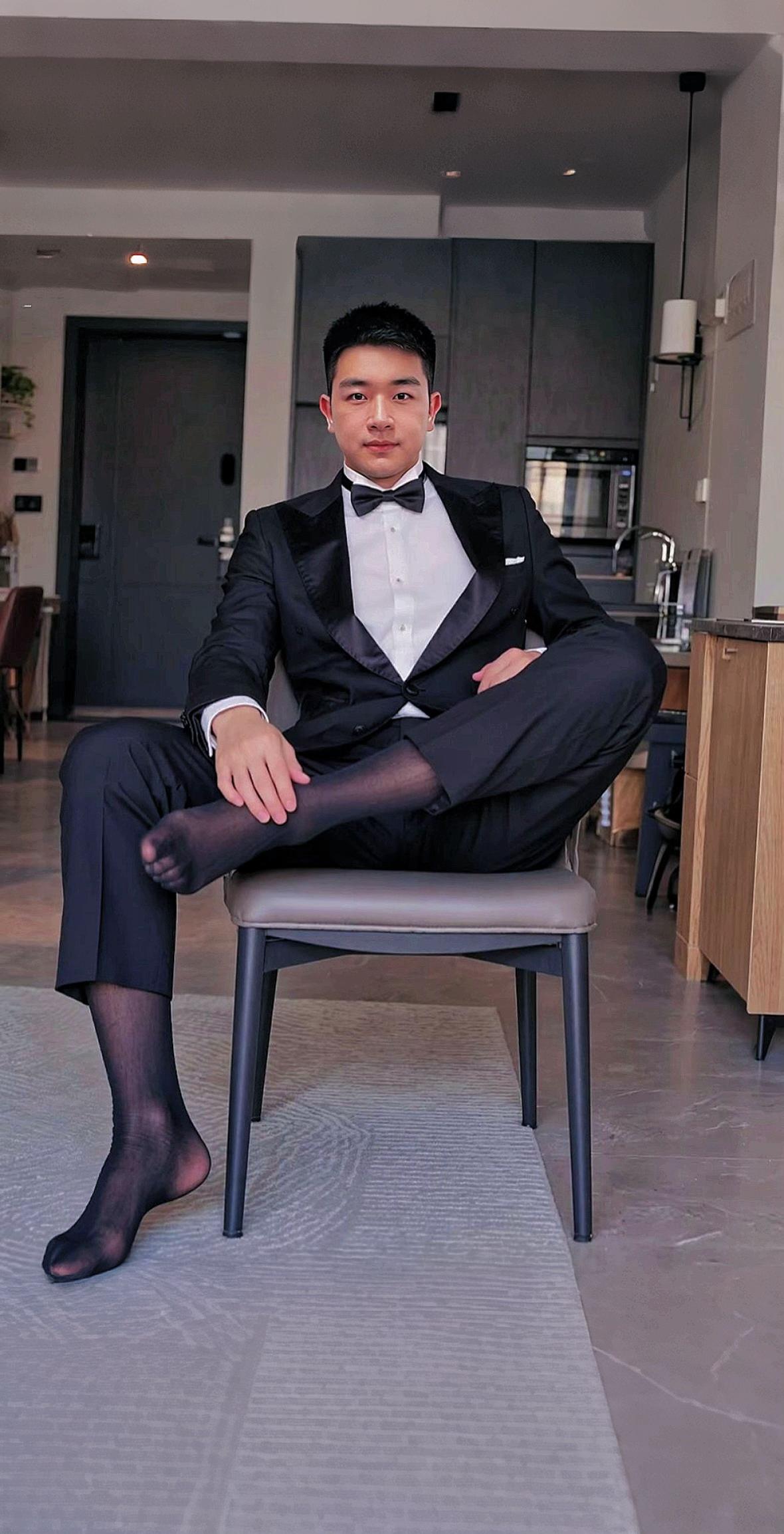 #AI扩图 你恰好需要人陪 明明你很爱他 不肯放 偏偏你是月光 我珍藏 偷走你的过往 当过你的片段 爱了一场 却不敢张扬 明明你很爱他 也无妨 我陪你的目光 去流浪 至少有一瞬间 月光照在角落#西装衬衫#西装黑袜 #西装西裤#西装蝴蝶结