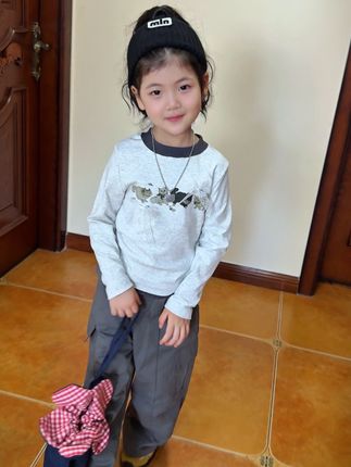 我的女孩,是我的铠甲也是我的软肋,是我的青春也是我全部的人生,是这个世界上唯一一个跟我分享过心跳的人,也是我无数次崩溃后,唯一可以看到的光#我的女孩👧🏻 #我的女孩一不小心就长大了 #女童穿搭 #女童秋装