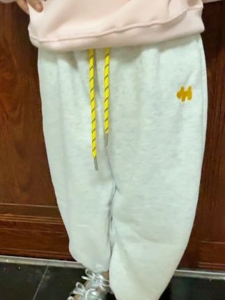 给我女儿买了一条卫裤,休闲又舒适,很好看。#高品质童装 #萌娃穿搭 #女宝穿搭 #休闲风 #潮童穿搭