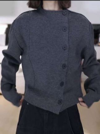 侧扣毛衣开衫秋冬穿搭韩系设计感针织上衣#新款分享 #时尚穿搭 #高级感穿搭 #显瘦穿搭 #引领时尚潮流