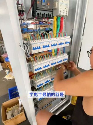 图解电工电路,零基础入门必备书籍,全彩图讲解,还赠送配套教学视频,想要的直接下单吧#电气 #电工知识 #零基础学电工
