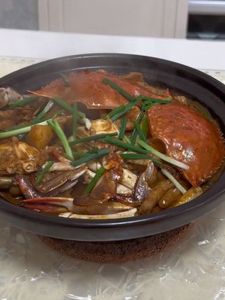 这个自制肉蟹煲,绝了呀,现在的梭子蟹很肥美#美食 #真材实料才能做出好味道 #肉蟹煲 #肉蟹煲的正确吃法 下次给你们出教程!视频左下角
