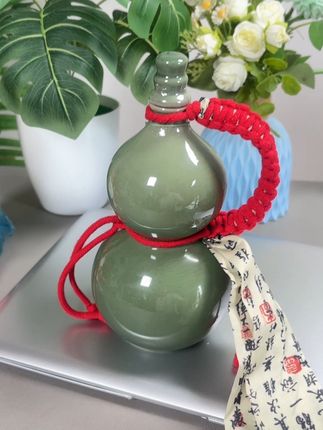 我爸喝完这个宝葫芦酒啊,连瓶都舍不得扔,这可是古都西安传承下来的美酒。中华老字号,西安饭庄的黄桂稠酒,它是用桂花、糯米、酒曲古法酿造的,一打开就是浓郁的米香和扑鼻的桂花香。就算小趴菜们也可以放心喝。奶白色的酒体,入口绵甜柔肠,不辣口,淡淡的米香自带回甘,尤其冰镇着喝,口感更饱满。像这种地域性美味,不管是自己喝还是送人都不错。再加当个摆件也特别美