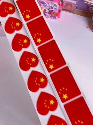 这下下周就是国庆节了,给孩子安排这个抽拉式的贴纸漂亮,醒目的中国红还是防水防汗的,贴哪里都很好看#国旗贴纸 #国庆贴纸 #国庆节 #儿童贴纸 #仪式感不能少