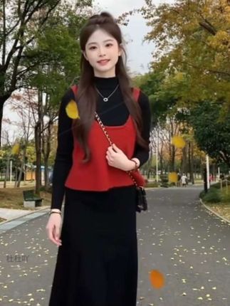 “秋日出街刚需!红背心黑长裙套装,显瘦显白,氛围感一整个拿捏~”#小个子显高显瘦穿搭 #针织马甲 #秋季穿搭一整套