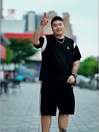锅锅这款大码男装休闲两件套,以潮流时尚的设计风格,套装包含了一件短袖上衣和一条短裤,材质舒适,穿着轻松自在,符合时尚潮流。该款装扮非常适合夏季里进行各种户外活动,给人一种精神焕发的感觉。