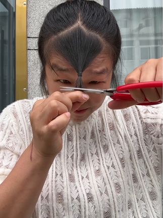 剪刘海我从来不去理发店,全家人都夸我会过日子#亓姐爱搞笑