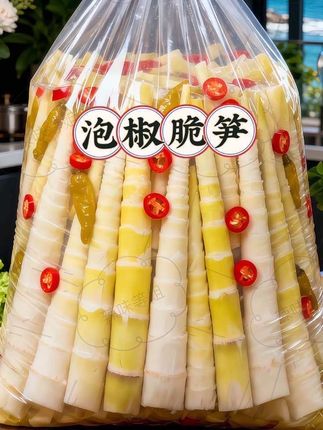 重庆泡椒脆笋,是藏在包装袋里的川味魂。 取高山刚冒头的鲜笋,切得厚实规整,脆得能听见齿间的轻响,嚼着毫无渣感。再浸进重庆老坛泡出的泡椒水,让酸辣气慢慢钻进笋的每一缕纤维里。 不用等不用煮,撕开袋子就能吃。一口下去,先是脆嫩在嘴里散开,接着酸辣劲儿慢悠悠往上窜,清爽又够味。 配白粥、就米饭,或是窝在沙发上追剧时抓几片,都特别搭。真空袋裹得严实,揣两包在包里,走到哪儿都能尝到那口川渝的鲜爽哟 #下饭菜 #泡椒脆笋 #脆笋 #快来一起尝个鲜 #开胃菜