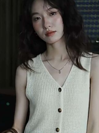 小香风冰丝糖果色背心显瘦设计感少女风复古通勤外搭针织衫#高级感穿搭 #时尚洋气#背心穿搭#精致穿搭#背心针织衫