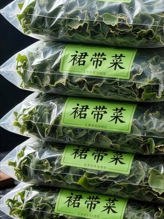 裙带菜,也叫海带苗,是天然的海洋蔬菜,吃起来口感嫩滑爽口,而且还是速食免洗的,非常方便!无论是做汤还是凉拌都特别好吃,味道鲜美,大人小孩都喜欢。做法有很多种,可以用来涮火锅或者包饺子吃,怎么做都好吃。#免洗裙带菜 #厨房好物 #好吃不贵经济实惠 @DOU+小助手 @DOU+上热门