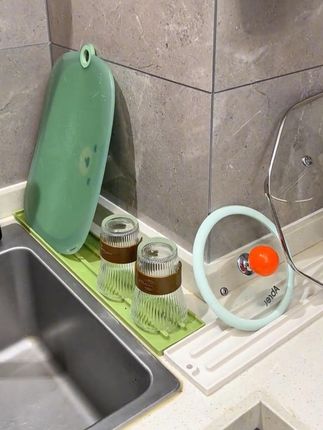 只有经常做饭的宝子才懂这窄缝锅盖收纳垫的含金量吧~又可以收纳放锅盖、锅铲,还可以当作沥水垫用,真的很方便~#硅胶沥水垫 #锅盖架 #厨房好物 #锅盖收纳架 #窄缝锅盖收纳垫