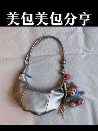 #包包 #单肩斜挎包 #腋下包 #牛角包 #2025春夏新款精致小牛角腋下包时尚通勤百搭单肩斜挎包