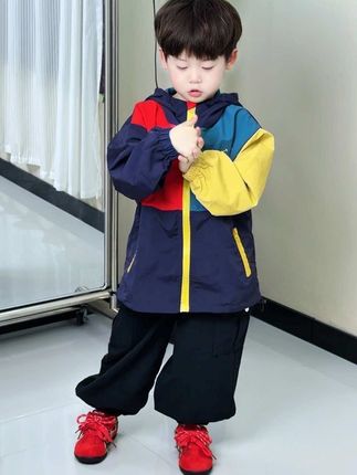 不一定什么都要有意义 我们只管享受当下的快乐 希望你长大后朦胧的记忆里全是幸福 #我的男孩 #萌娃穿搭 #潮童穿搭 #早秋穿搭 #儿童冲锋衣