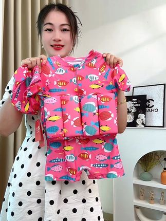 专为小童设计的泳衣来啦!拉链款连体设计穿脱方便,自带防晒速干功能,沙滩泳池度假都适用~轻盈面料不束缚,让孩子轻松玩水,是夏日水上活动的必备套装。#儿童泳衣 #儿童浮力衣 #夏日必备 #儿童泳衣怎么选 #夏日玩水必备