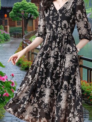 杭州大牌夏季新款真丝桑蚕丝连衣裙,甄选优质面料,触感柔滑亲肤,自带高端质感。清新碎花点缀增添时尚感,宽松大码设计包容身形,尽显贵气风范。简约剪裁中融入巧思,既贴合夏季穿着需求,又能凸显优雅气质。无论是日常穿搭还是聚会场合,都能轻松驾驭,让你在夏日里散发从容魅力,尽显品味与格调,姐妹们赶快行动起来吧!#高端大气 #优雅气质 #面料舒适透气 #显瘦连衣裙 #碎花连衣裙