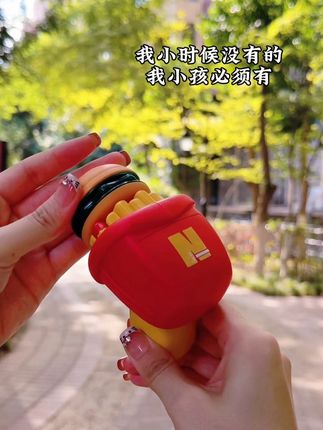 现在的竹蜻蜓陀螺枪可比小时候的好玩多了,又可以发射竹蜻蜓又可以转陀螺,真的太有趣了,小朋友超喜欢#儿童玩具#陀螺玩具