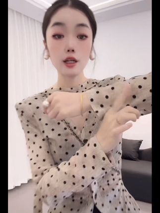 性感辣妹V领挂脖飘带长袖T恤女秋季新款波点褶皱修身显瘦打底上衣#显瘦穿搭 #辣妹穿搭 #修身上衣