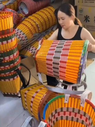纯手工编织背篓,做工精细,轻便耐磨,好看又实用