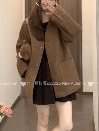 棕色【琥珀流光】复古v领毛呢外套女秋季高级感休闲中长款呢子大衣#今日穿搭 #女装 #拍照姿势休闲#大衣#复古