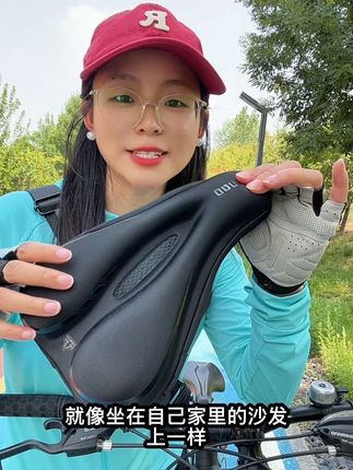 骑车屁股疼的骑友们,你就套上这个自行车坐垫套,他软软弹弹的坐在上面就要坐在家里的沙发上是一样的很舒服,中间有透气网孔夏天也不会觉得闷热,底部有防滑胶条不会移位,套在上面很稳定,魔术贴一贴就可以了,安装简单,有了它呀,你再也不用担心你的屁股会疼了,你再看看现在才多少钱,超级划算#骑行装备 #自行车坐垫套 #自行车坐垫套硅胶