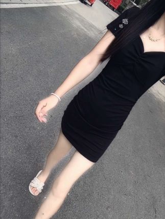 无爱可破情局,无情可破全局,一个人活明白了内心的平静,不再执着没有意义的人和事在自己的世界里独善其身,在别人的世界里,顺其自然#穿搭#夏季新款#连衣裙#小黑裙 #显瘦穿搭