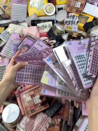 来拿来拿！冲鸭！超多的化妆品数不胜数，都放不下了！ 赶紧来拿！早上7.30开始，各种美妆太多了，速来 直接拿走！#平价彩妆 #唇釉 #假睫毛 #眼影盘 #粉底液